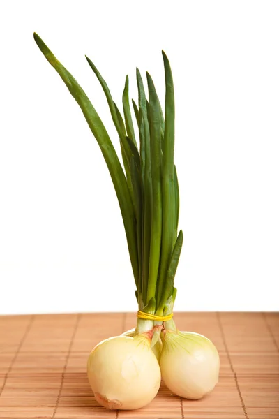 Verschiedene reife Gemüsekompositionen im Atelier auf Bambusteller gelegt — Stockfoto