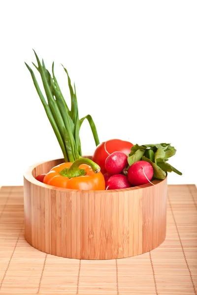 Diferentes composiciones de verduras maduras en estudio sobre plato de bambú — Foto de Stock