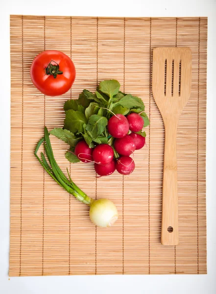 Olika mogna grönsaker kompositioner i studio på bambu plattan — Stockfoto
