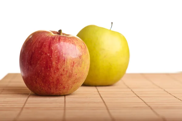 Яблоки на белом изолированном фоне — стоковое фото