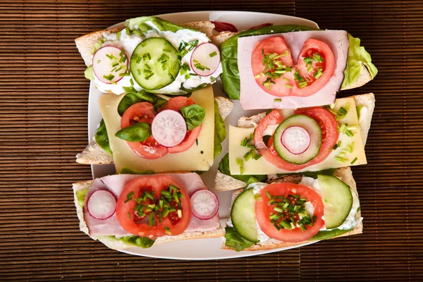 Diferentes sanduíches com legumes e queijo isolados — Fotografia de Stock