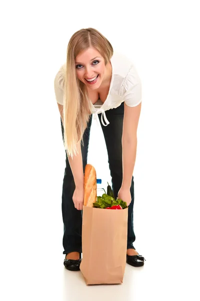 Donna che trasporta borsa di generi alimentari isolata su bianco — Foto Stock