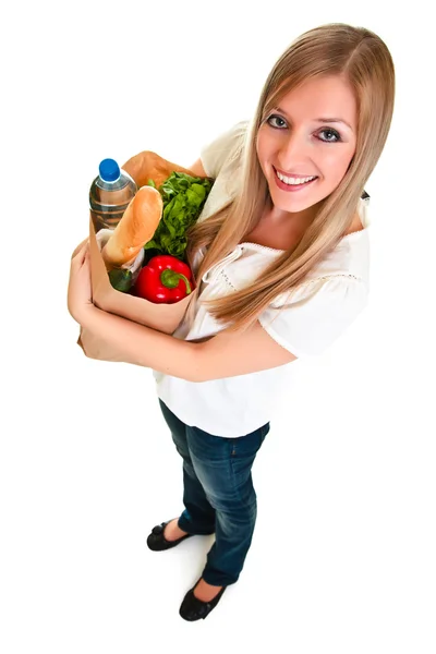 Donna che trasporta borsa di generi alimentari isolata su bianco — Foto Stock