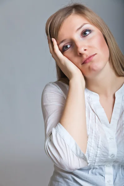 Mujer deprimida y triste sobre un fondo neutro — Foto de Stock