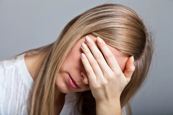 Deprimida, mulher triste em fundo neutro — Fotografia de Stock