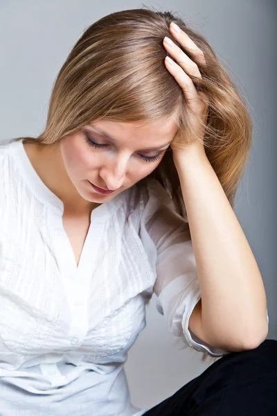 Deprimert, trist kvinne på nøytral bakgrunn – stockfoto