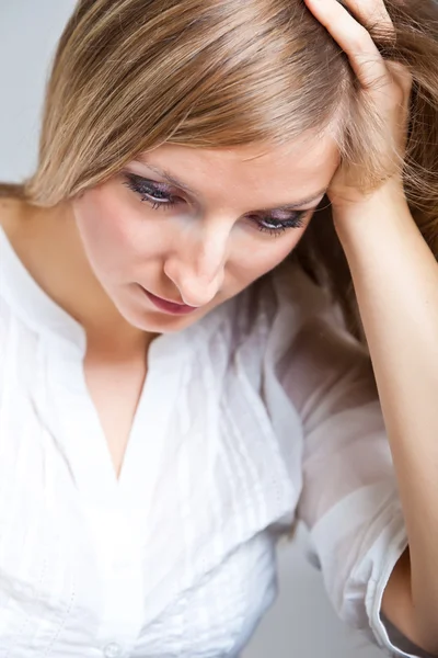 Deprimert, trist kvinne på nøytral bakgrunn – stockfoto