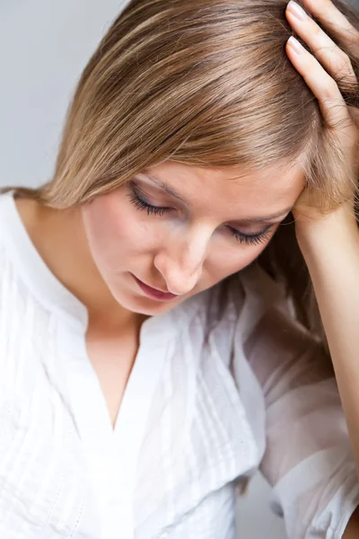 Deprimida, mulher triste em fundo neutro — Fotografia de Stock