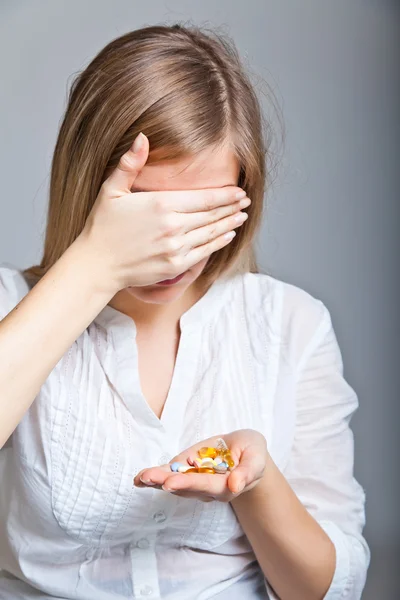 Vrouw met farmaceutische producten op neutrale bg — Stockfoto