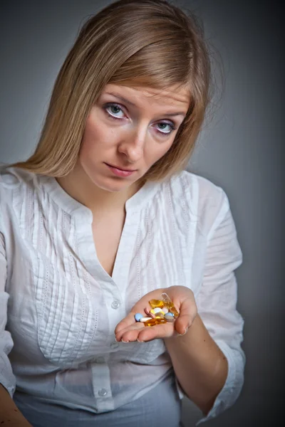 Žena držící léčiv na neutrální bg — Stock fotografie