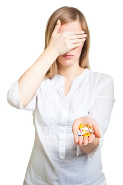 Mujer sosteniendo productos farmacéuticos en bg neutro — Foto de Stock