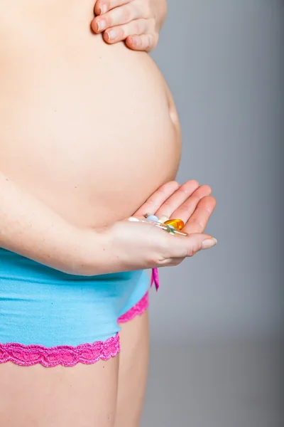 Wanita hamil memegang obat-obatan farmasi — Stok Foto