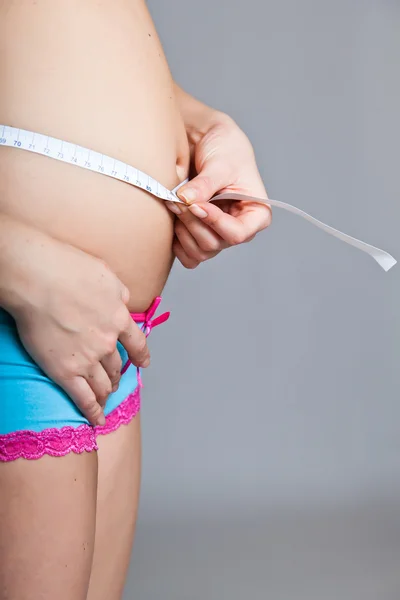 Mulher grávida barriga com medida — Fotografia de Stock
