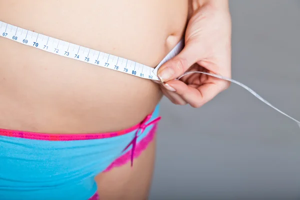 Zwangere belly met maatregel — Stockfoto