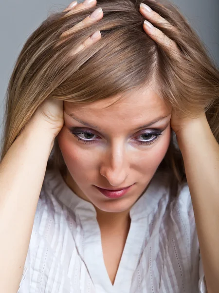 Depressive, traurige Frau auf neutralem Hintergrund Stockfoto