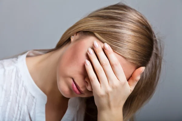 Depressive, traurige Frau auf neutralem Hintergrund Stockfoto