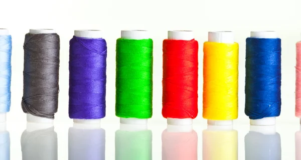 Hilos de costura coloridos — Foto de Stock