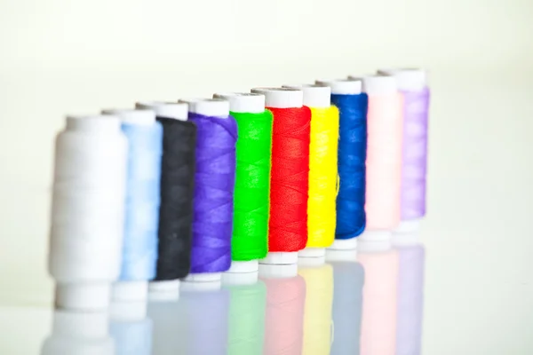 Fios de costura coloridos — Fotografia de Stock