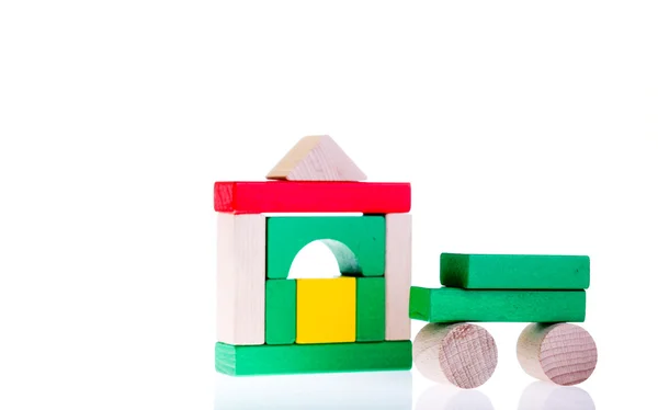 白で隔離される木のおもちゃのカラフルなブロック — ストック写真
