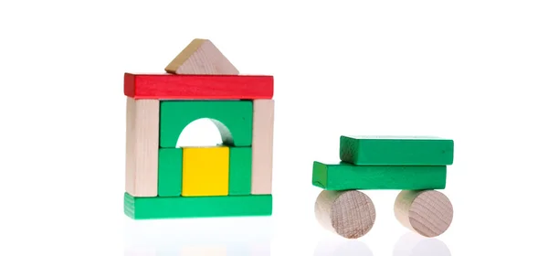 Dřevěné hračky barevné bloky izolovaných na bílém — Stock fotografie