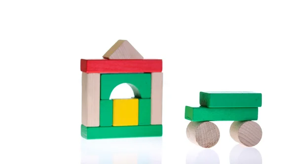 Houten speelgoed kleurrijke blokken geïsoleerd op wit — Stockfoto