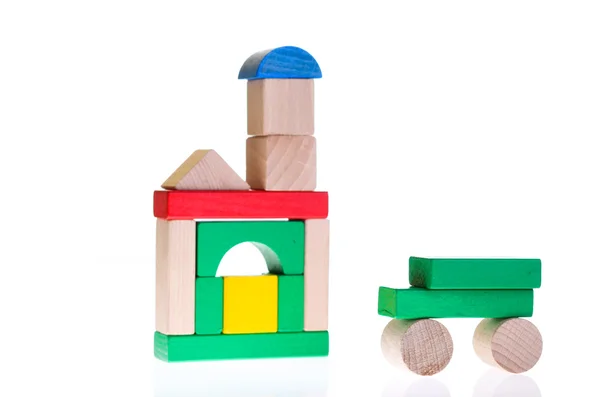 Деревянные игрушки красочные блоки изолированы на белом — стоковое фото