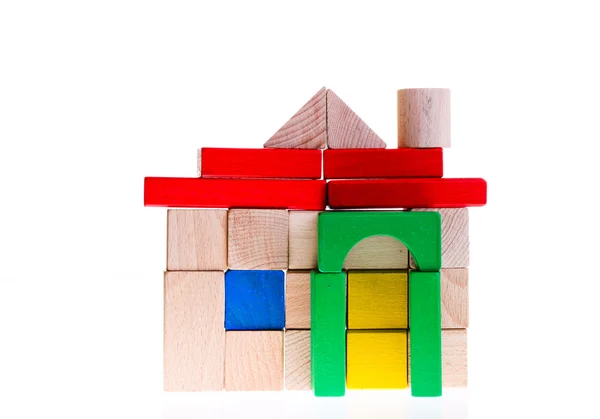 Blok berwarna-warni mainan kayu terisolasi di atas putih — Stok Foto