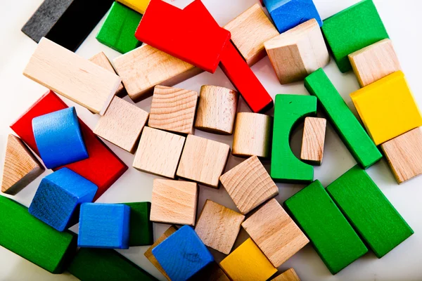 Blocos coloridos de brinquedo de madeira isolados em branco — Fotografia de Stock