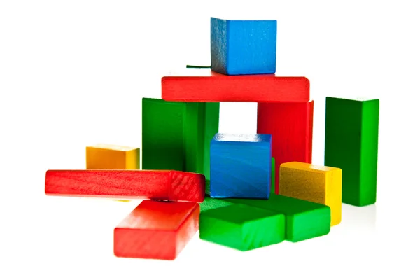 Дерев'яна іграшка барвисті блоки ізольовані на білому — стокове фото