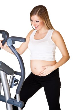 hamile kadın fitness üzerinde beyaz izole