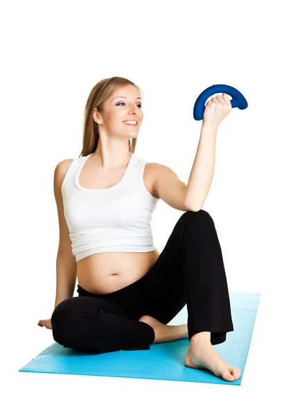 Беременная женщина фитнес изолированы на белом — стоковое фото