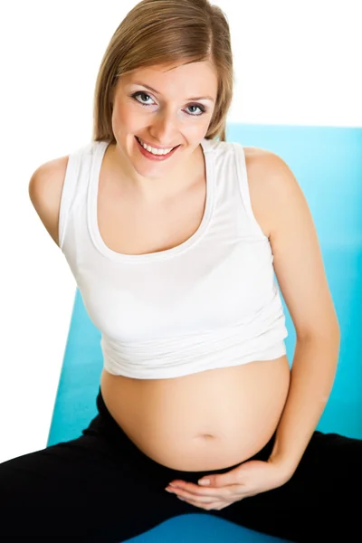 Hamile kadın fitness üzerinde beyaz izole — Stok fotoğraf