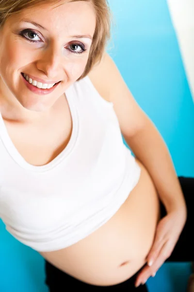 Gravid kvinna fitness isolerad på vit — Stockfoto