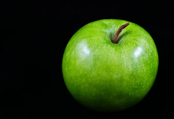 Groene appel op zwart — Stockfoto