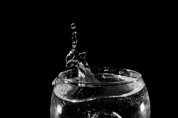 Вода над чорним тлом — стокове фото
