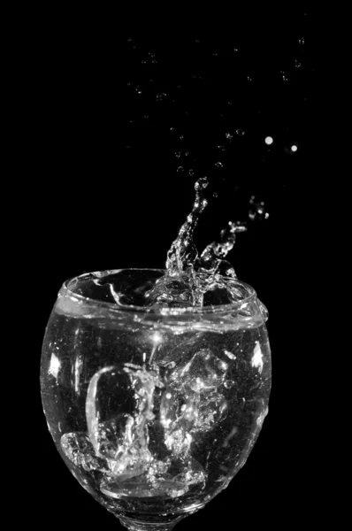 Água sobre fundo preto — Fotografia de Stock