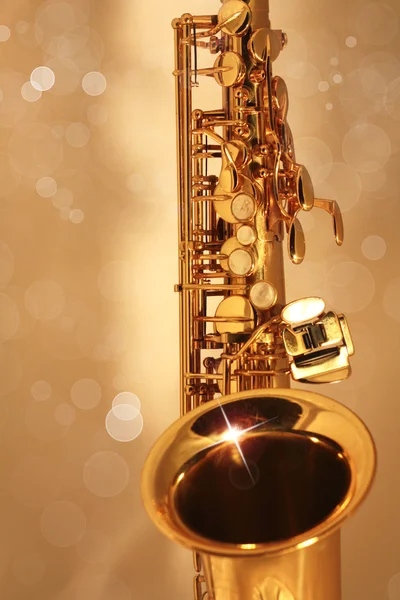 Złoty saksofon na tle Złotego bokeh — Zdjęcie stockowe