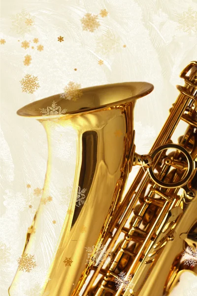 Złoty saksofon przeciwko tło zima. — Zdjęcie stockowe