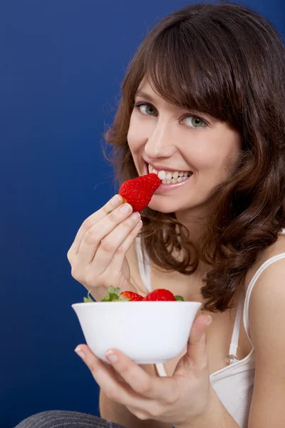 Eating strawberries — Stock Photo, Image