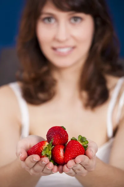 Eten aardbeien — Stockfoto