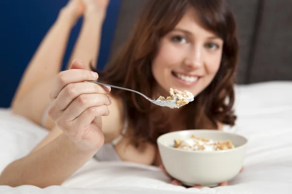 Frühstück auf dem Bett — Stockfoto