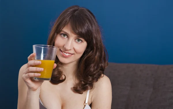 Beber jugo de naranja — Foto de Stock