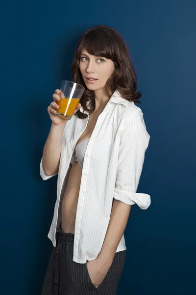 Vacker kvinna dricker apelsinjuice — Stockfoto