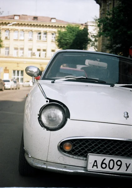 Белый автомобиль — стоковое фото