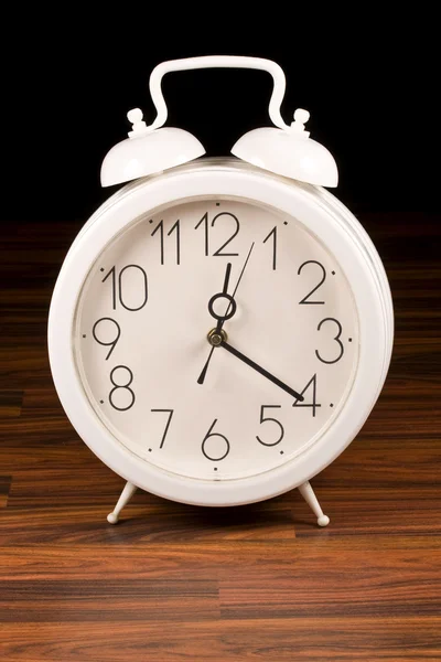 Relógio de alarme retro branco — Fotografia de Stock