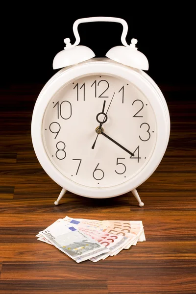Relógio de alarme retro branco e dinheiro — Fotografia de Stock