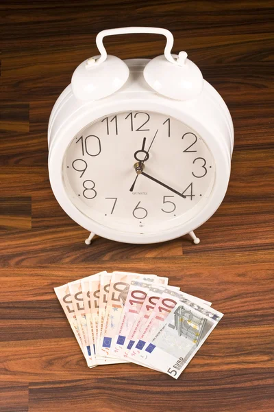 Witte retro alarm klok en geld — Stockfoto