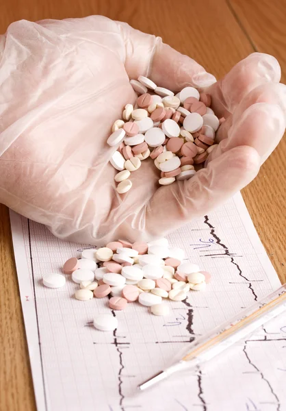 Таблетки на кардиограмме — стоковое фото