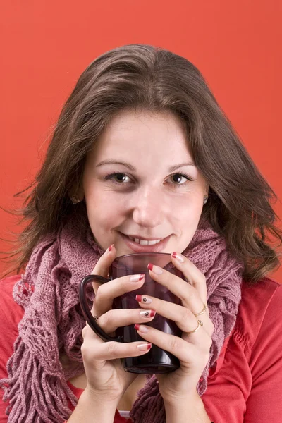 Donna sorridente con coppa — Foto Stock