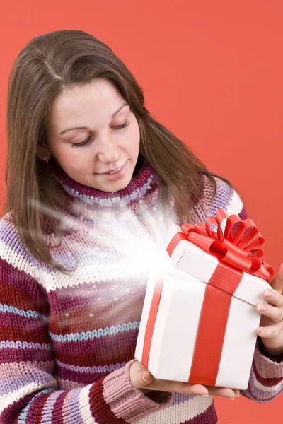 Öffnen Sie ein magisches Weihnachtsgeschenk — Stockfoto